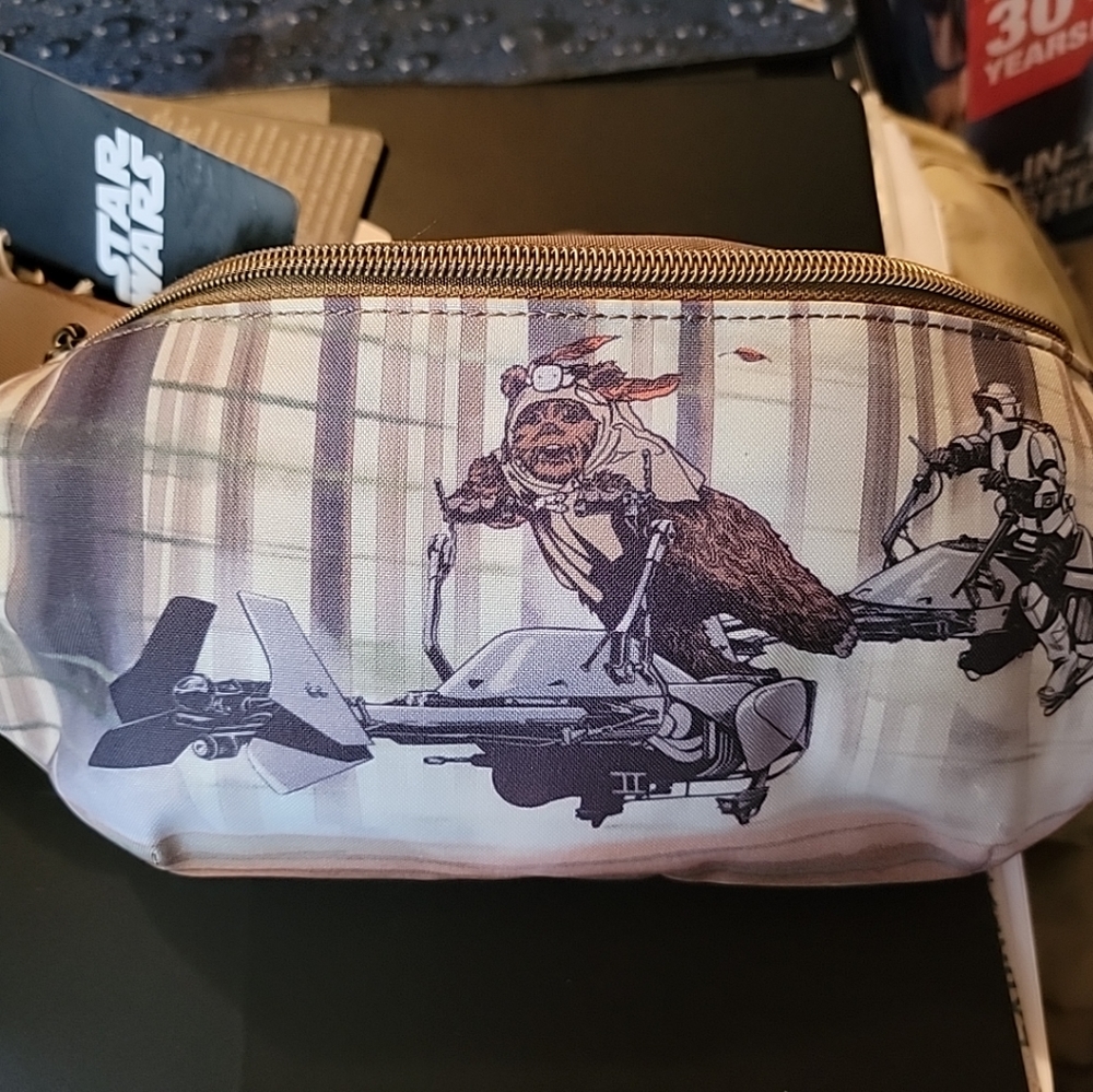 Disney,Funko, and Lucas Film Star Wars Fanny pack multicolor made in China NWT - Picture 3 of 9